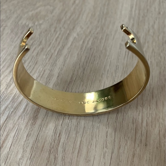 MARC BY MARC JACOBS GOLD BANGLE CUFF BRACELET - Picture 6 of 6